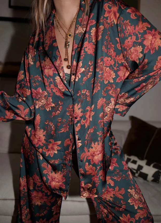 Moda femenina: pijama estampado dos piezas, cómodo y elegante. Ideal como conjunto casual de primavera.