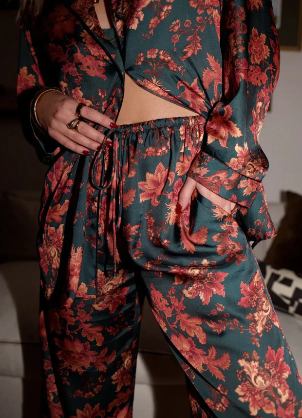 Pijama femenino estampado de dos piezas, diseño elegante para dormir o ropa de casa. Perfecto para el otoño.
