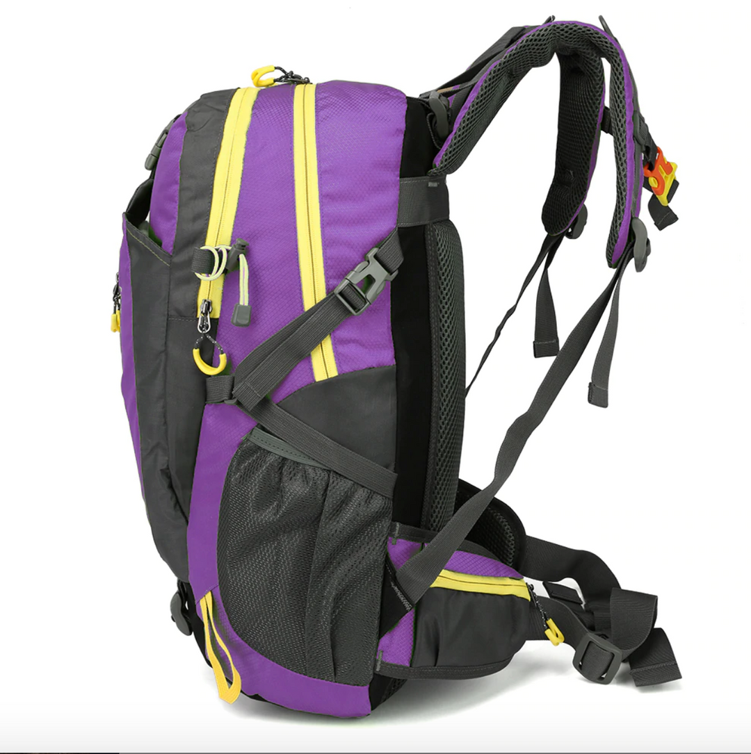 Mochila de excursionismo con organización inteligente. Múltiples compartimentos para camping y aventura. Resistente al agua.
