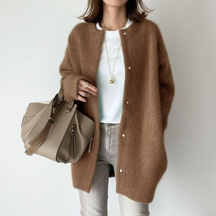 Detalle de tejido de punto en chaqueta oversize mujer, color gris, reflejando su confort y elegancia chic.