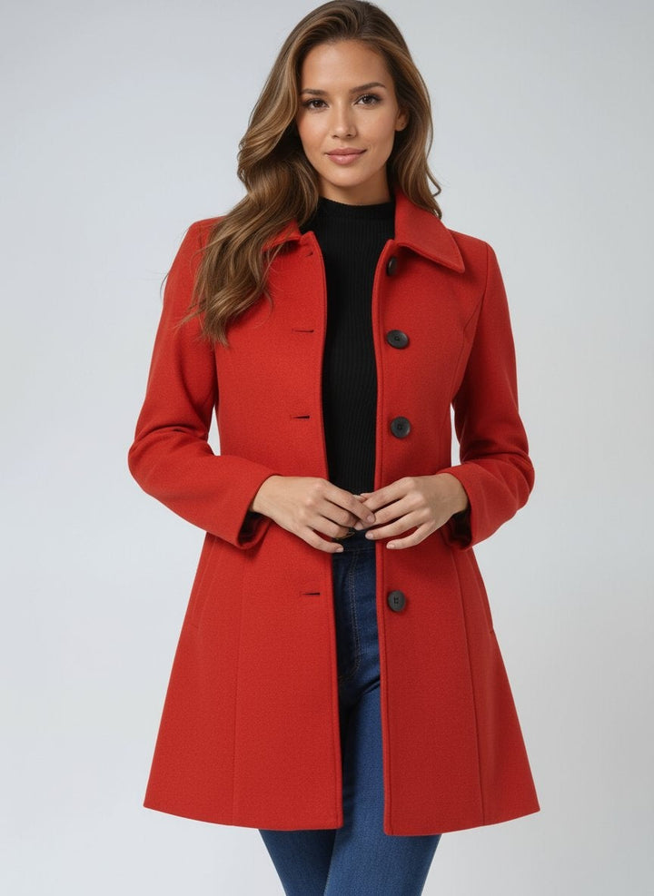 Detalle de cuello solapa y botones en abrigo largo de mujer, moda versátil para un look formal.
