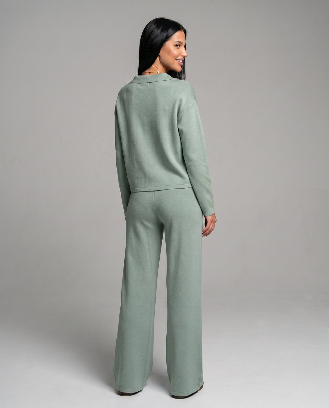 Conjunto de punto moderno para mujer. Suéter cuello V y pantalón ancho, look chic para el día a día.