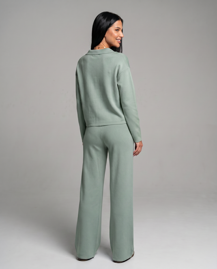 Conjunto de punto moderno para mujer. Suéter cuello V y pantalón ancho, look chic para el día a día.