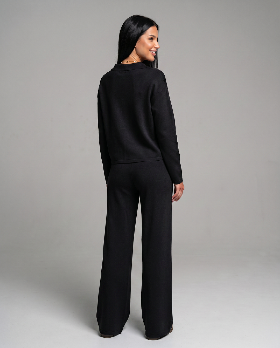 Conjunto de punto texturizado para mujer, cuello V y pantalón ancho. Tacto suave y confort todo el día.