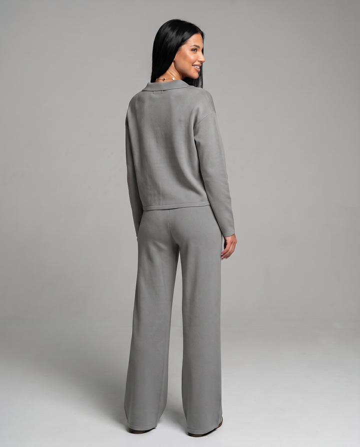 Conjunto de punto casual chic para mujer, cuello V y pantalón ancho. Perfecto para un estilo relajado pero con clase.