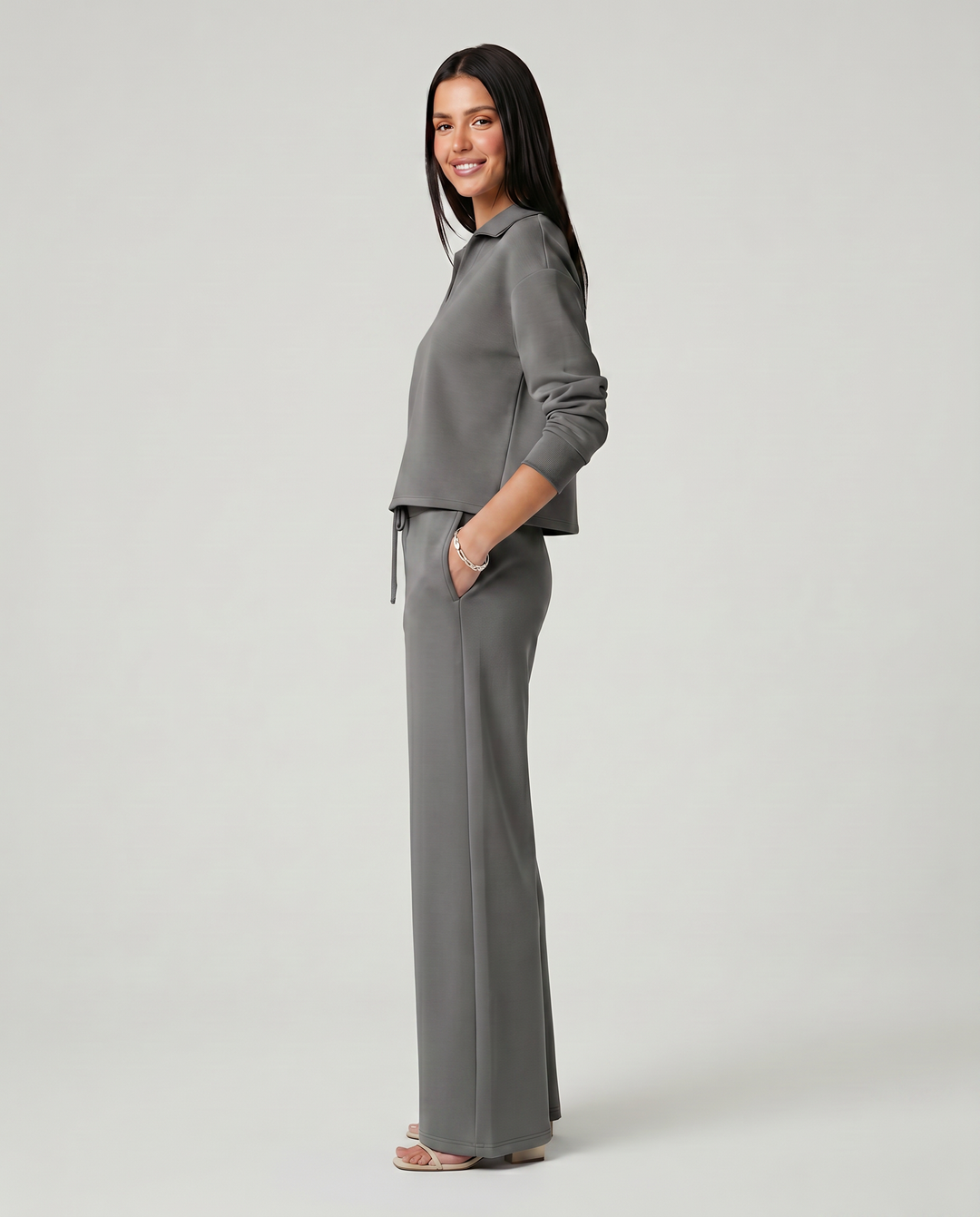 Conjunto de punto para mujer, ideal para estar en casa o salir. Cuello V y pantalón ancho para máxima comodidad.