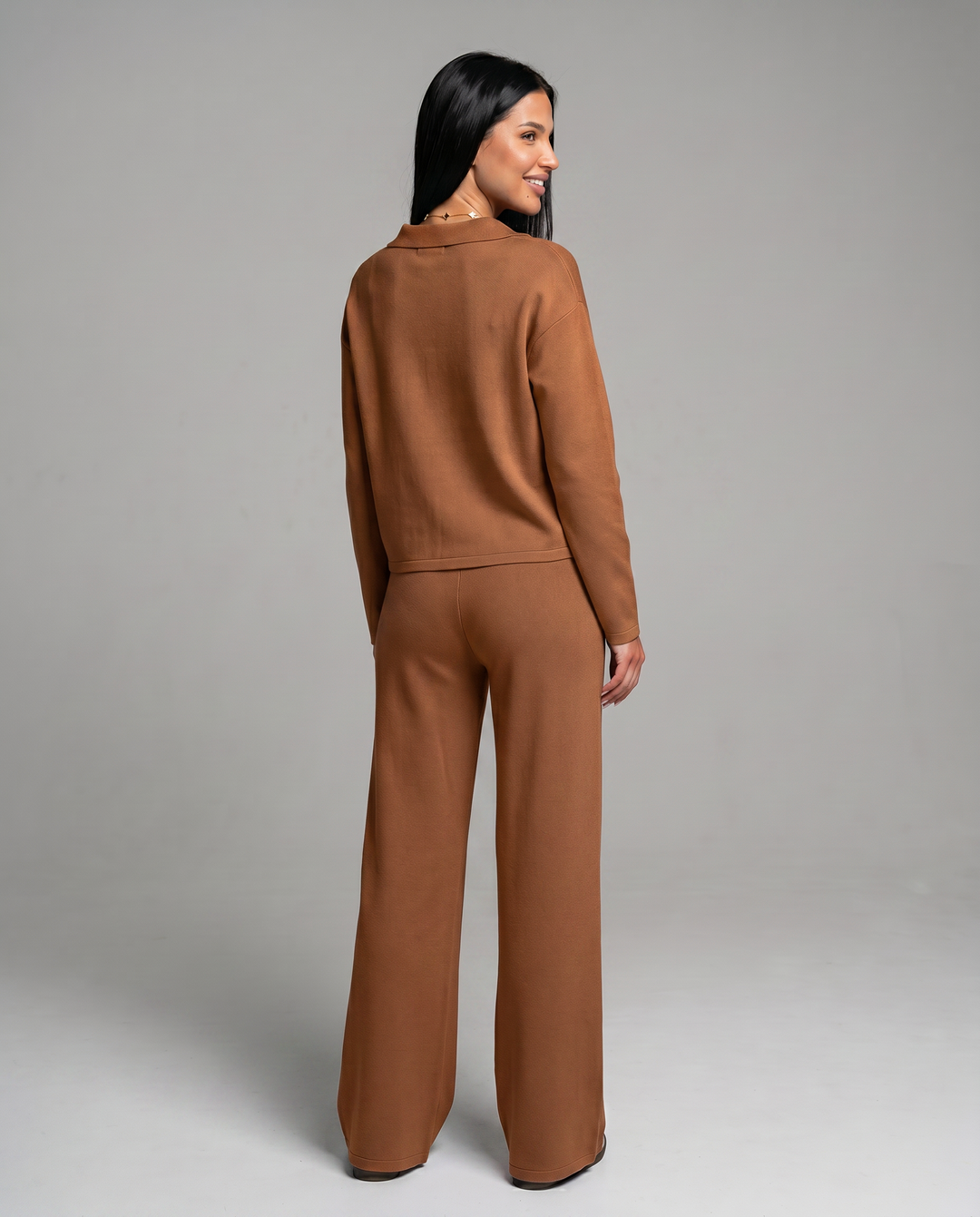Conjunto de punto cálido y confortable para mujer, cuello V y pantalón ancho. Ideal para climas fríos de otoño.