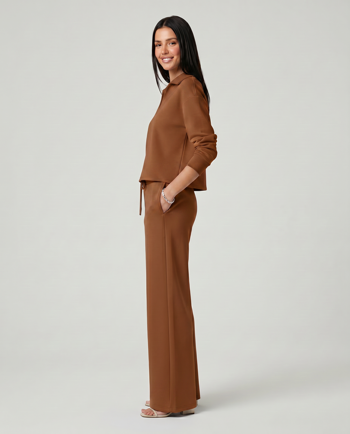 Conjunto de punto elegante y cómodo para mujer, cuello V y pantalón ancho. Estilo loungewear sofisticado.