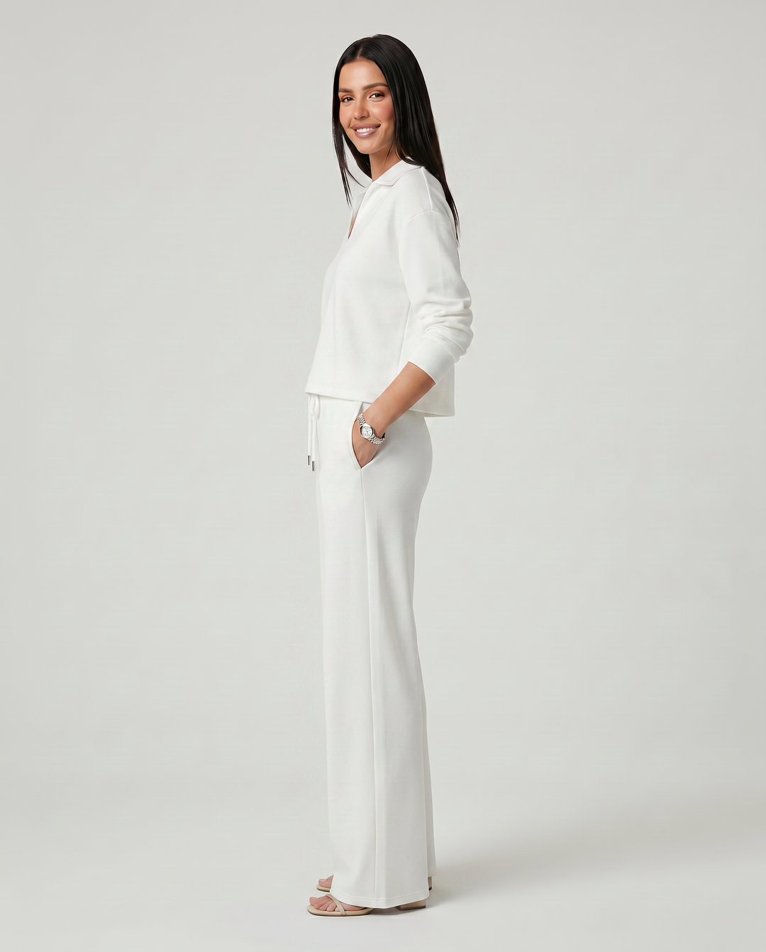 Conjunto de punto de moda para mujer, cuello V y pantalón ancho. Ropa casual que combina estilo y confort.