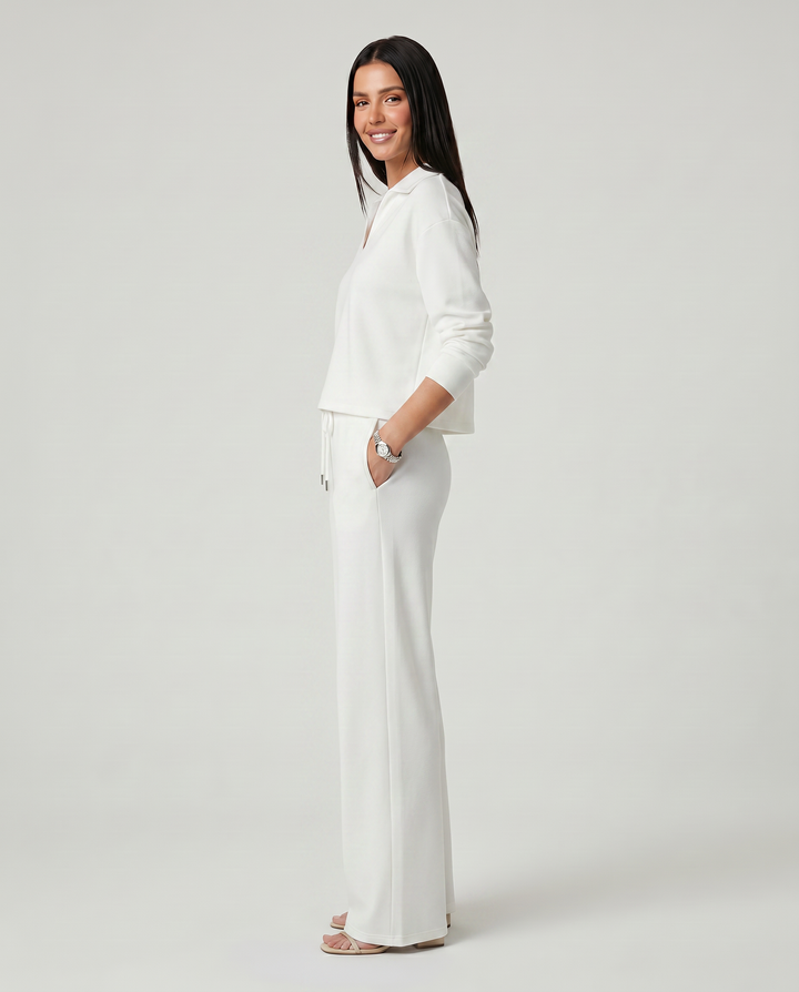 Conjunto de punto de moda para mujer, cuello V y pantalón ancho. Ropa casual que combina estilo y confort.
