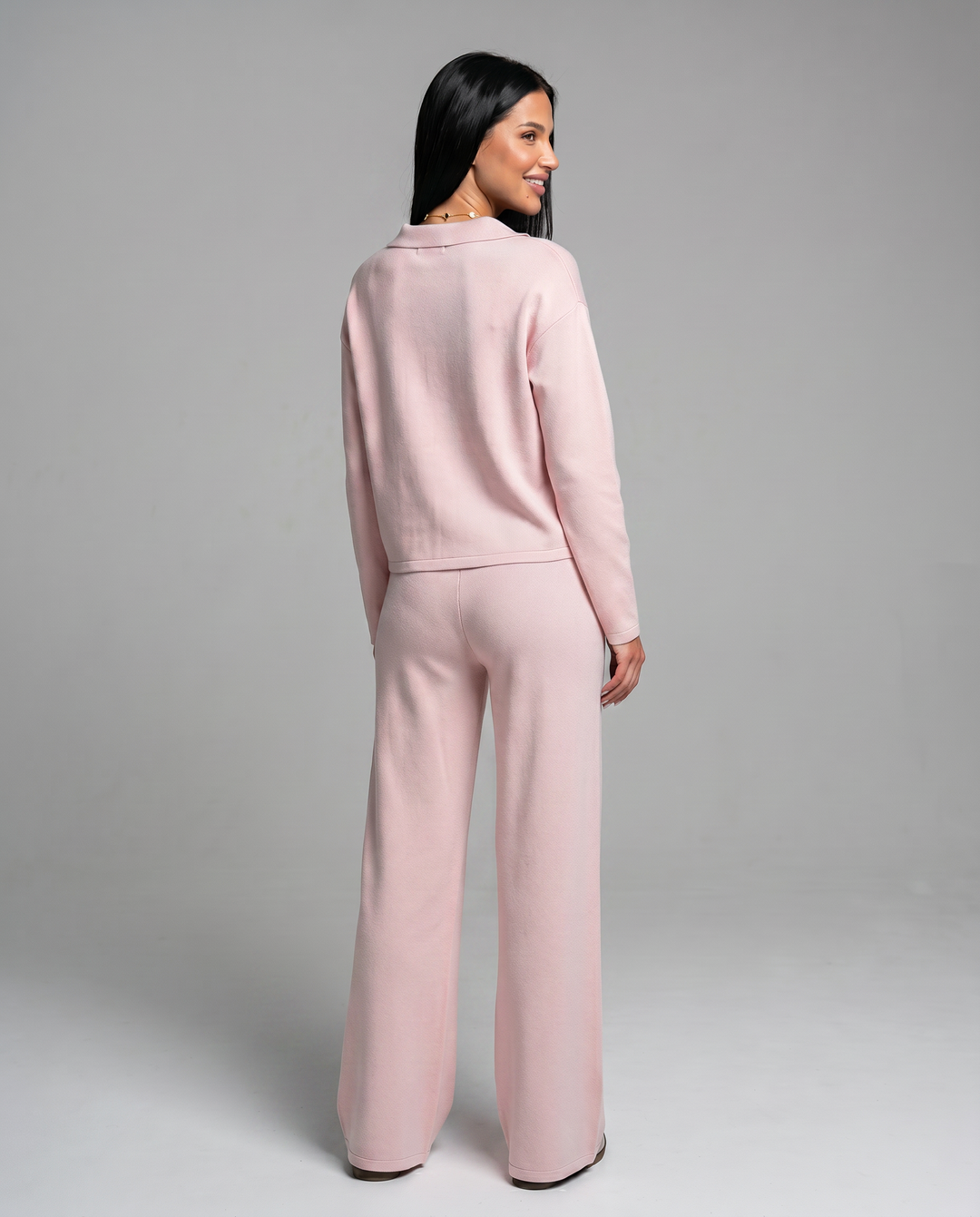 Conjunto de punto mujer: suéter cuello V, mangas largas y pantalón ancho. Comodidad y estilo loungewear.