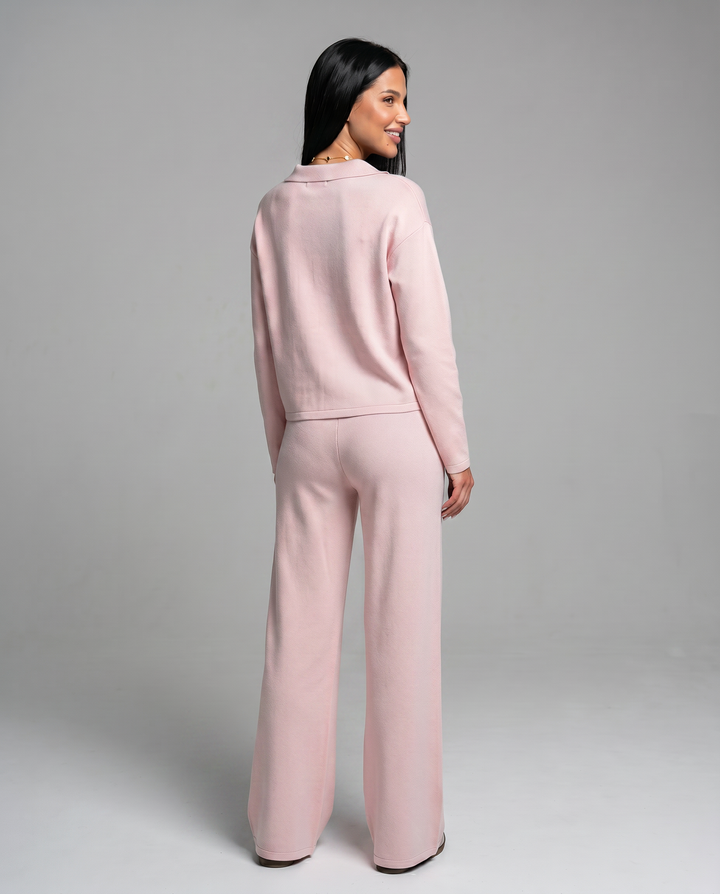 Conjunto de punto mujer: suéter cuello V, mangas largas y pantalón ancho. Comodidad y estilo loungewear.