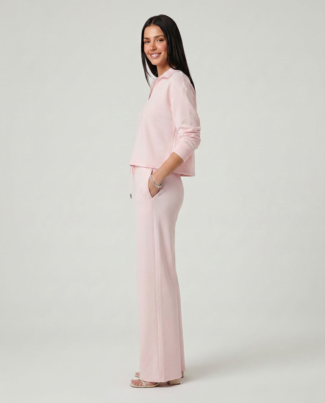 Conjunto de punto comfy para mujer, cuello V, mangas largas y pantalón ancho. Ideal para relajación en casa.