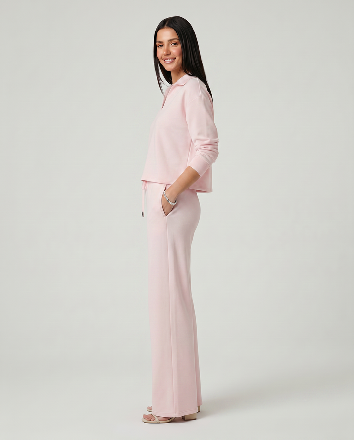 Conjunto de punto comfy para mujer, cuello V, mangas largas y pantalón ancho. Ideal para relajación en casa.