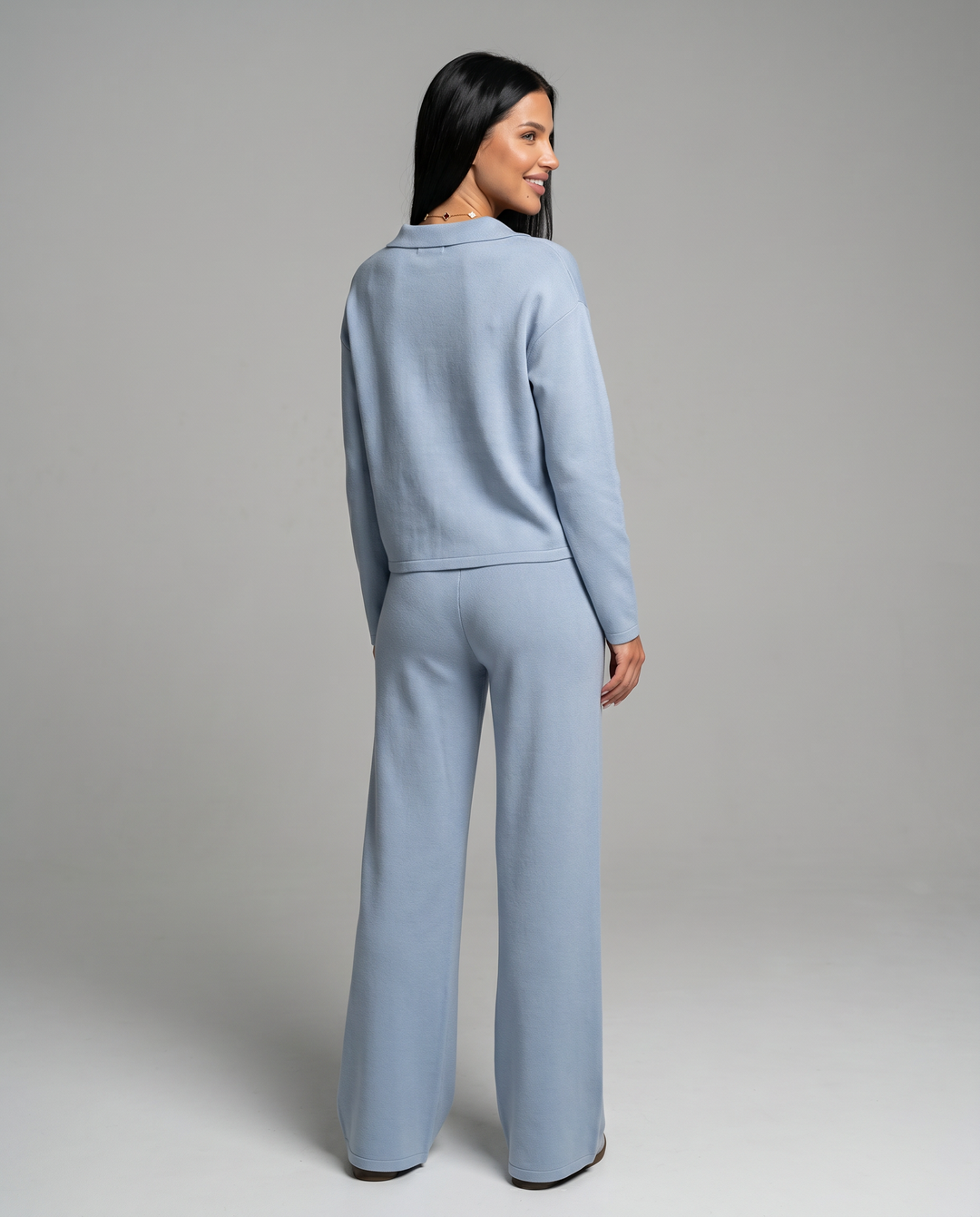 Pantalón ancho y suéter de punto cuello V, conjunto cómodo y relajado para mujer. Perfecto para el día a día.