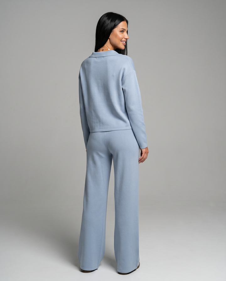 Pantalón ancho y suéter de punto cuello V, conjunto cómodo y relajado para mujer. Perfecto para el día a día.