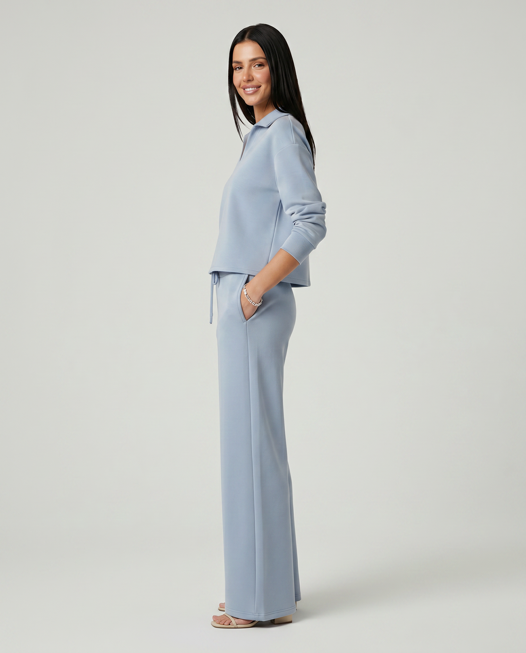 Conjunto de punto versátil para mujer, cuello V y pantalón ancho. Ideal para loungewear o estilo casual chic.