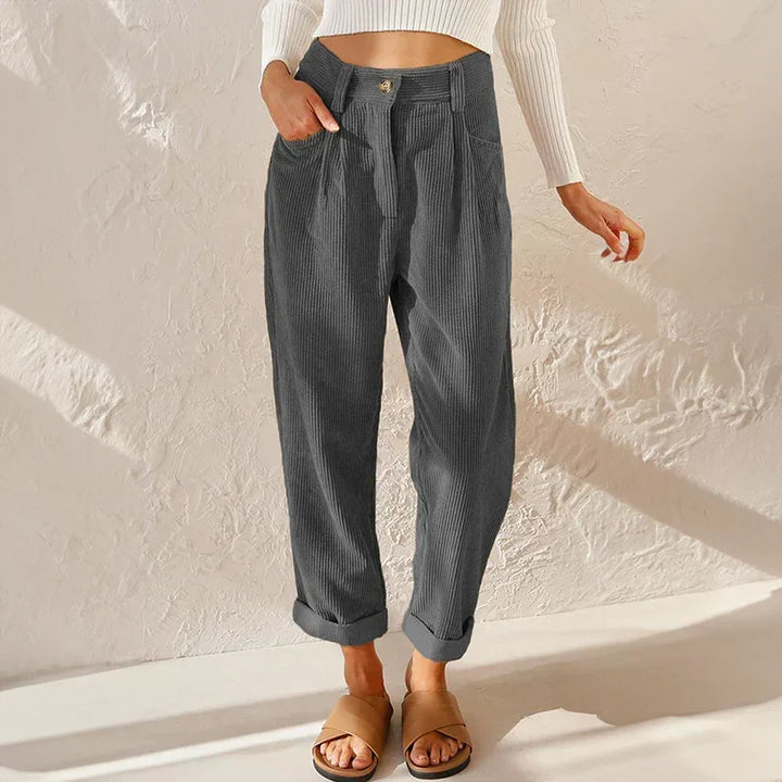 Moda mujer: pantalones de pana cintura alta, estilo holgado y cómodo, tendencia otoño-invierno.
