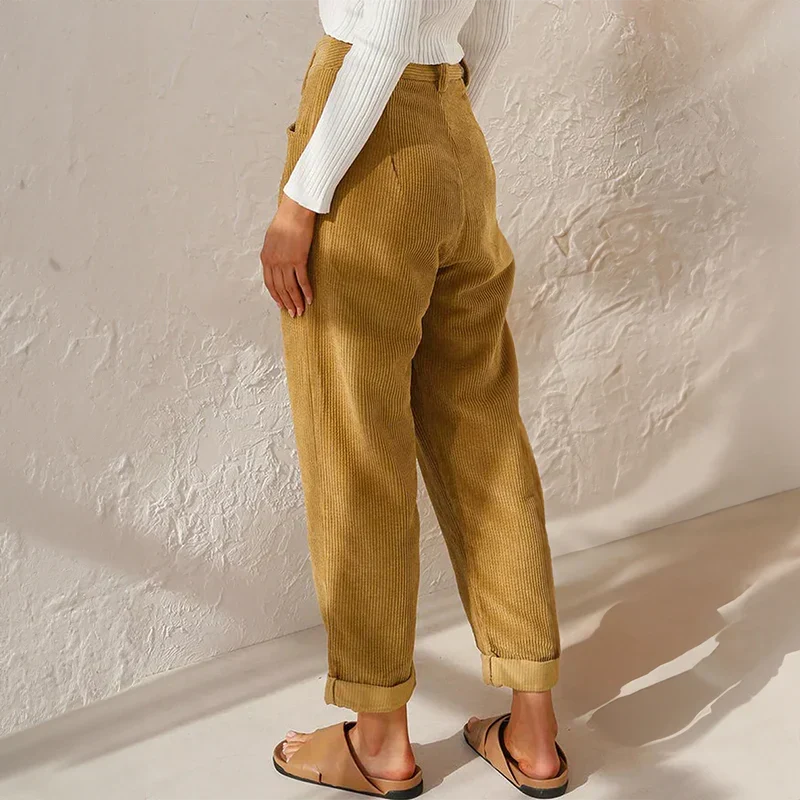 Pantalón pana mujer estilo slouchy. Cintura alta, corte relajado y cómodo, ideal para el día a día.