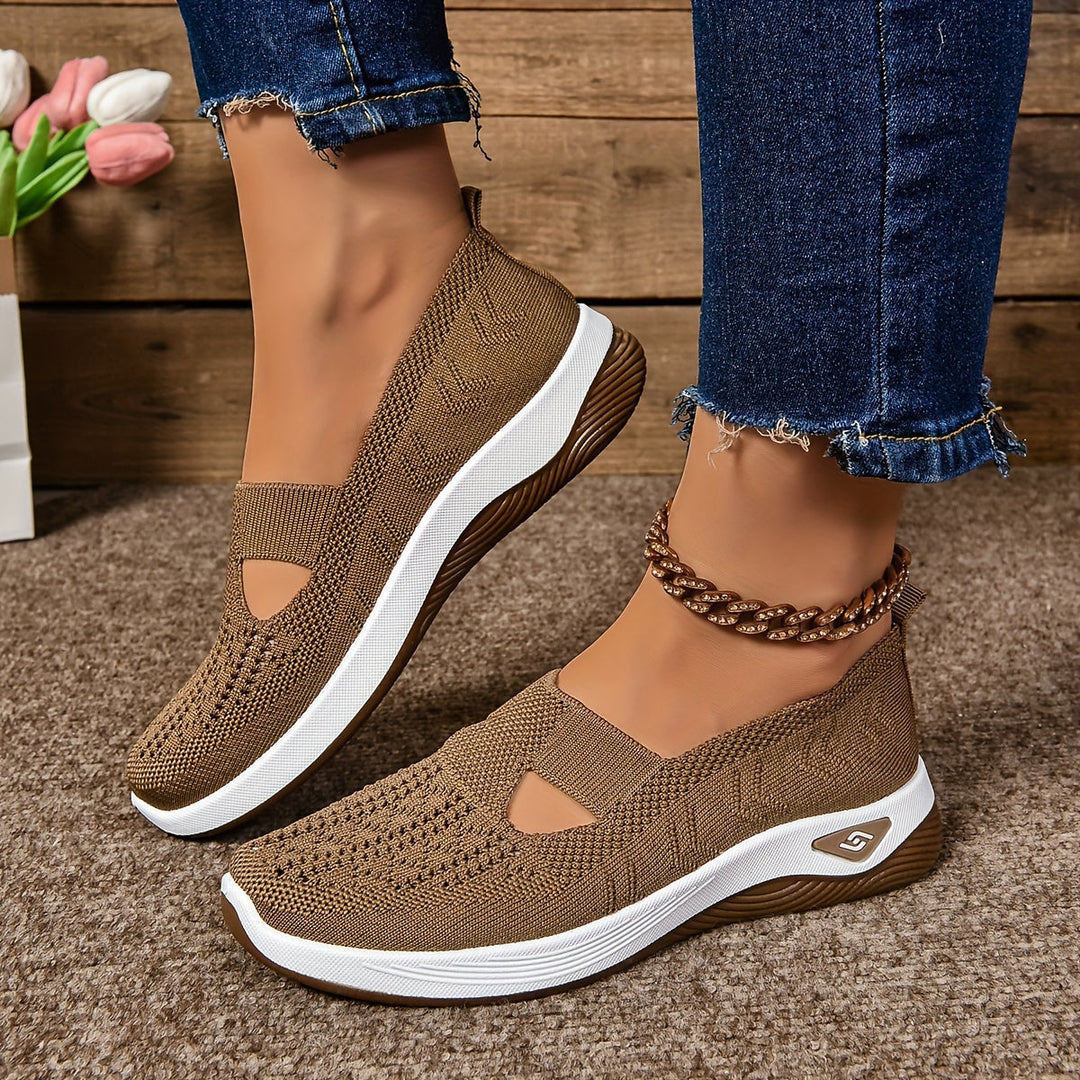 Zapatillas mujer Carmen sin cordones, de estilo calado. Calzado transpirable para verano y confort casual.