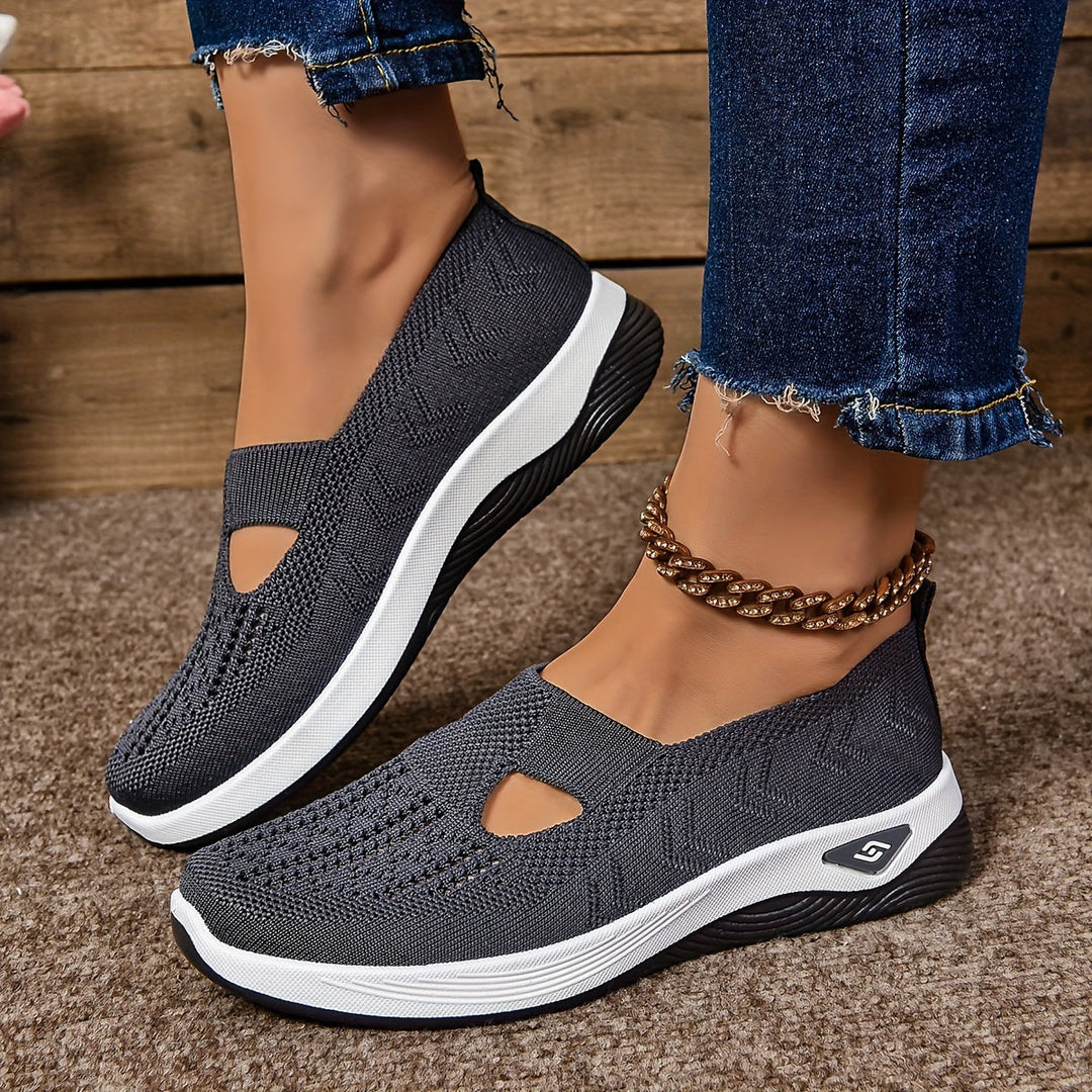 Diseño calado transpirable: zapatillas slip-on Carmen para mujer. Comodidad y frescura en calzado sin cordones.
