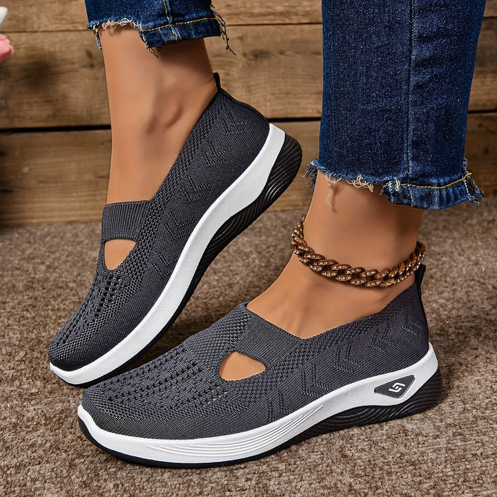Diseño calado transpirable: zapatillas slip-on Carmen para mujer. Comodidad y frescura en calzado sin cordones.