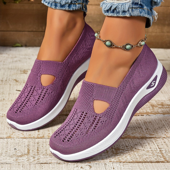 Zapatillas Carmen caladas para mujer, sin cordones. Calzado slip-on cómodo y transpirable de verano.