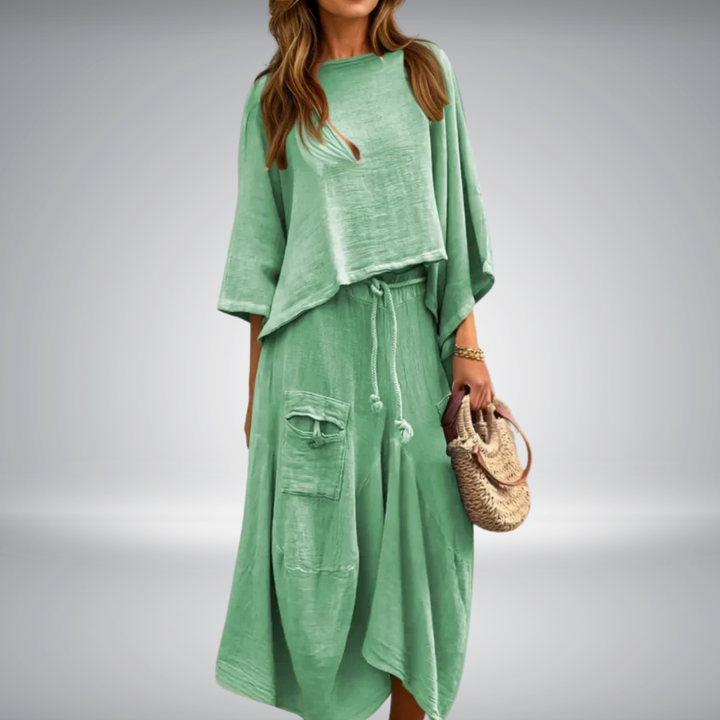 Mujer luciendo conjunto LUNA de falda fluida y top, estilo elegante y cómodo de verano.