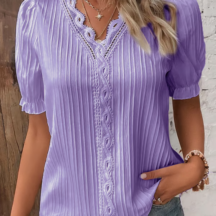 Vista trasera de la blusa de encaje transparente. Diseño sofisticado para un look de noche elegante.