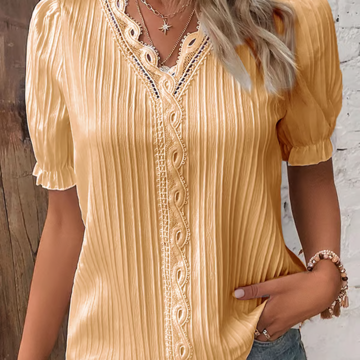 Blusa versátil de encaje con escote en V para mujer. Un top esencial en moda femenina elegante.