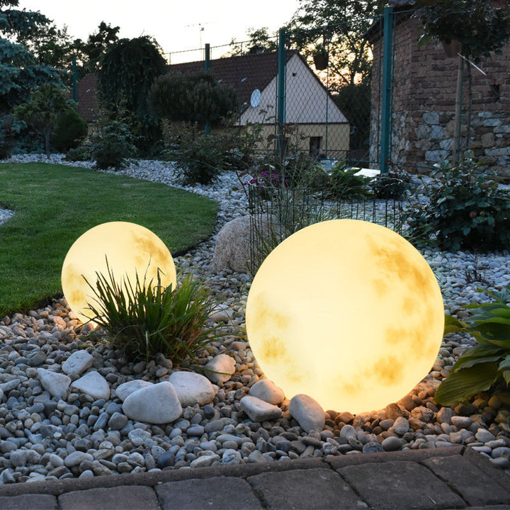 Iluminación exterior ecológica: lámpara solar LED de jardín con diseño de luna para un ambiente cálido y sostenible.