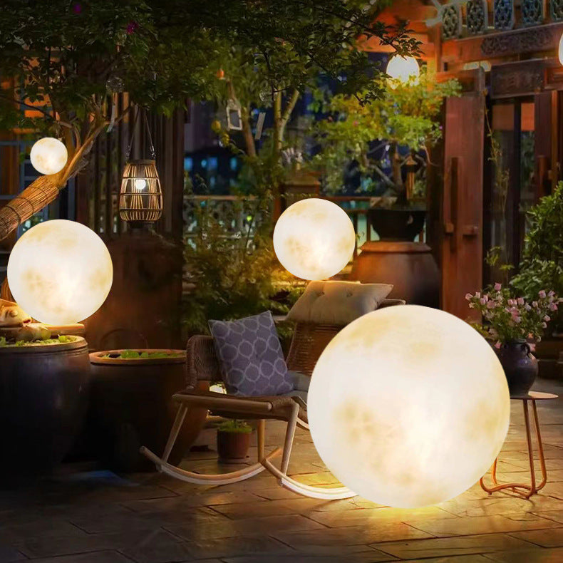 Lámpara de jardín solar con diseño de luna elegante, creando un ambiente cálido y sofisticado en tu patio.