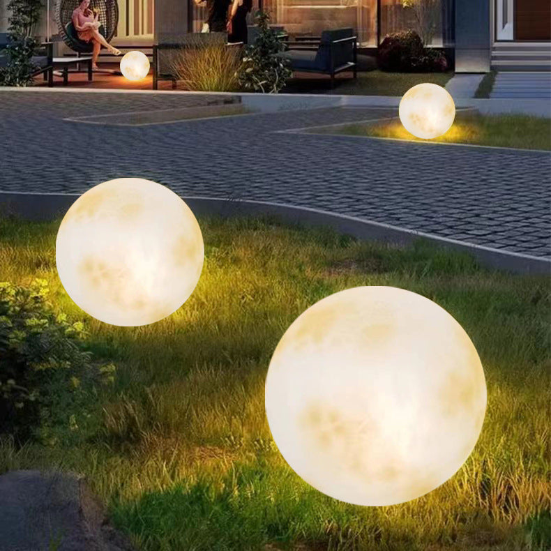 Luces de jardín solares LED en forma de luna para decorar el patio, creando una iluminación exterior cálida y acogedora.