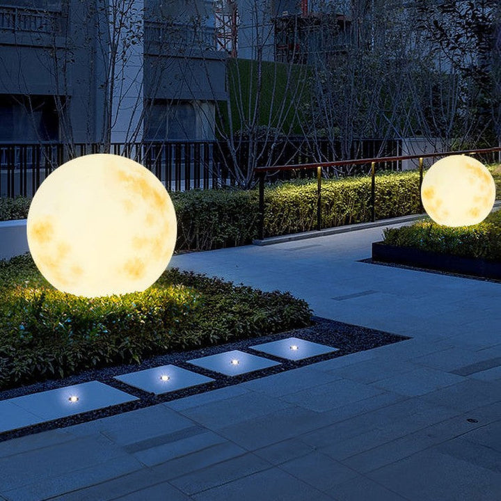 Lámpara de jardín solar elegante con diseño de luna para una decoración de patio sofisticada e iluminación exterior.
