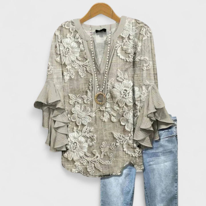 Blusa elegante de mujer, Celia, con estampado floral, cuello V y detalles de volantes.