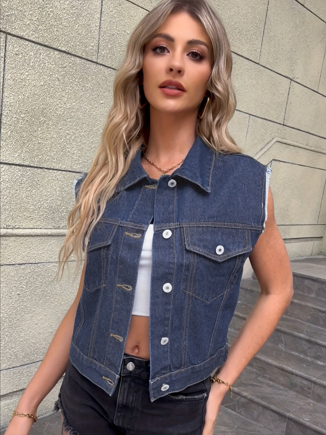 Chaleco de mezclilla lavado ácido para mujer, estilo urbano, ideal para primavera y verano.