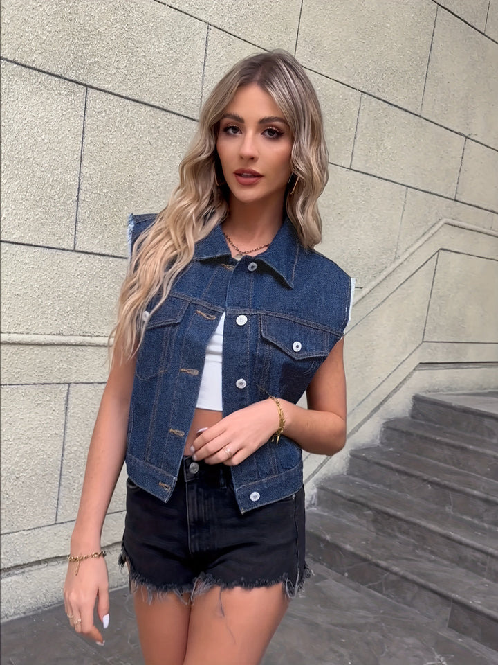 Chaleco denim para mujer, lavado ácido, con prácticos bolsillos. Perfecto para looks casuales.