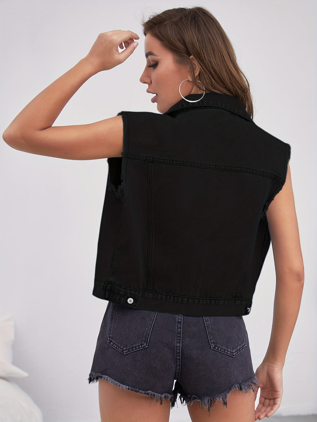 Chaleco denim mujer, lavado ácido, estilo urbano moderno. Con bolsillos funcionales de moda.
