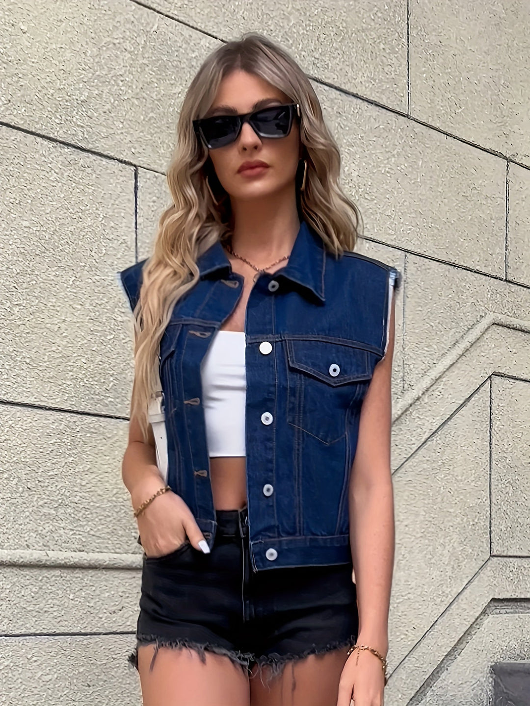 Chaleco denim de mujer, con efecto lavado ácido y bolsillos. Versátil para cualquier atuendo.