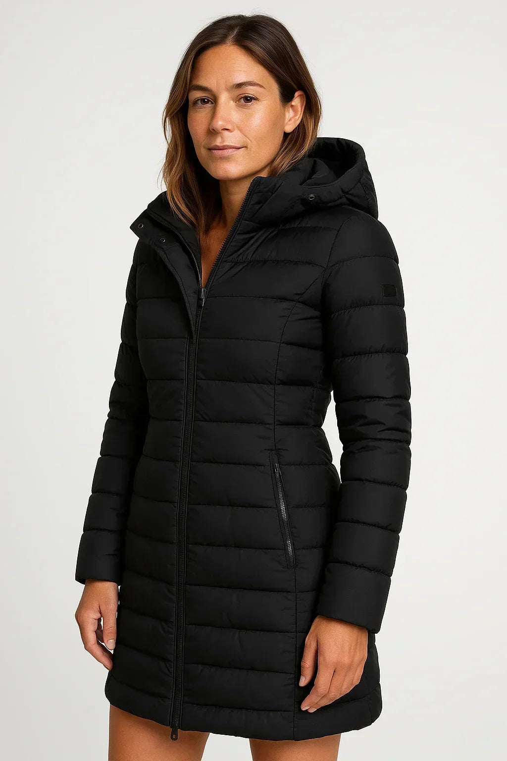 Ropa exterior de mujer: chaqueta acolchada con capucha, diseño moderno para la moda femenina invernal.
