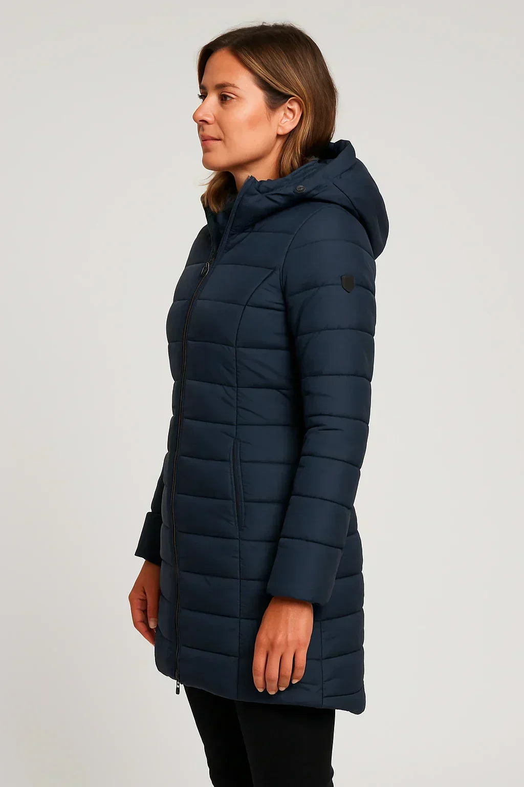 Moda femenina: chaqueta acolchada de invierno con capucha, estilo moderno y protector contra el frío.