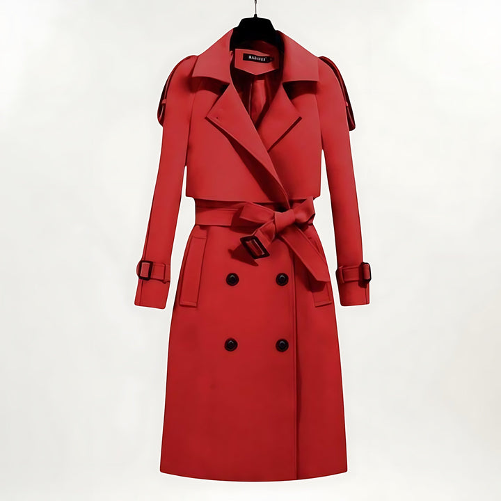 Gabardina clásica de mujer con cinturón y botones grandes, ideal como abrigo de primavera o entretiempo.