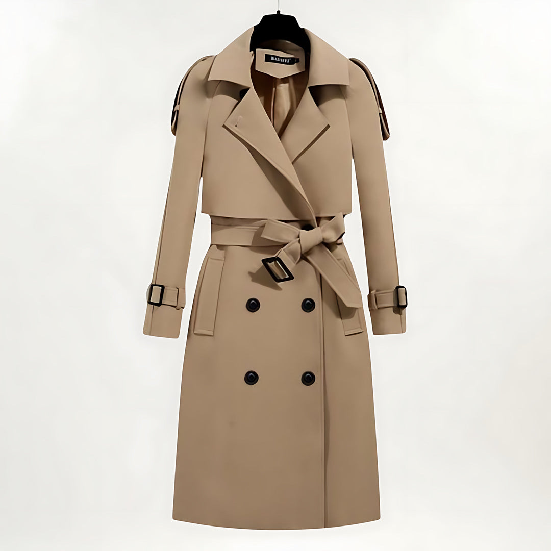 Detalle de gabardina de mujer con doble botonadura, cinturón en la cintura y tejido resistente, moda casual elegante.