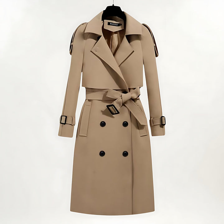 Detalle de gabardina de mujer con doble botonadura, cinturón en la cintura y tejido resistente, moda casual elegante.