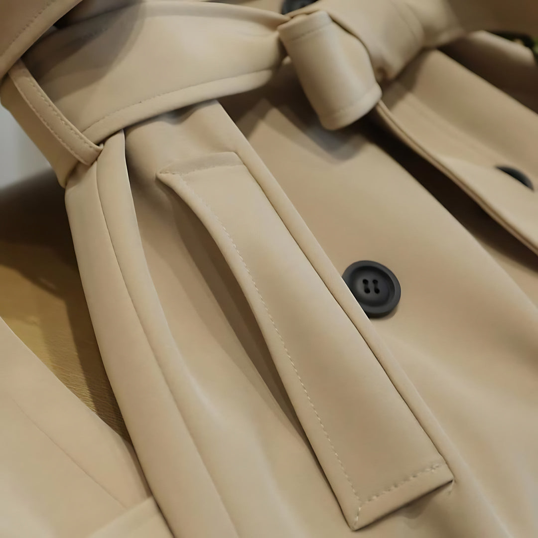 Gabardina de mujer larga con diseño de doble botonadura y cinturón, para un look chic y protección en primavera.
