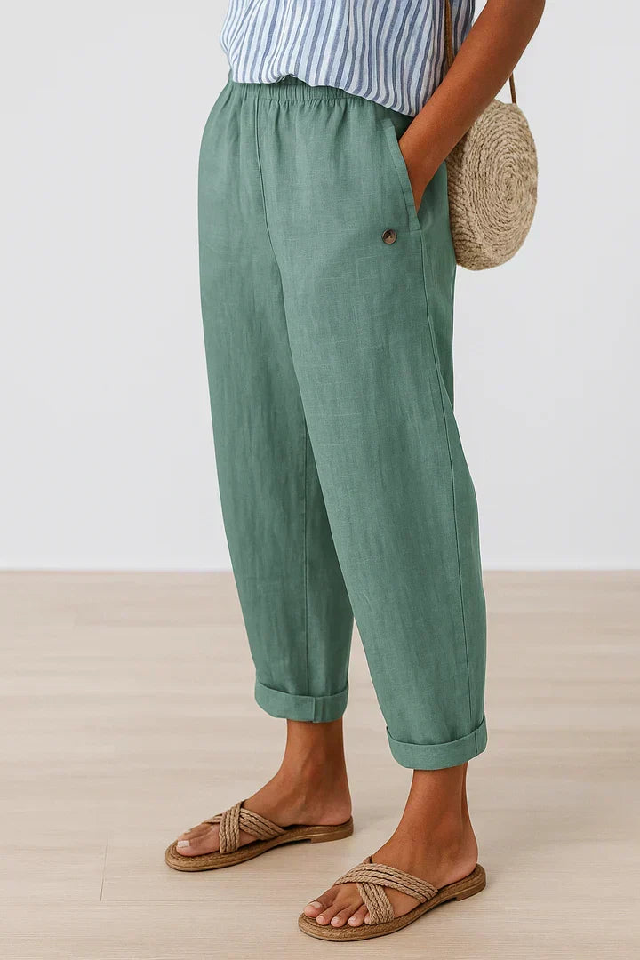 Mujer luciendo pantalones Brezza fluidos, cómodos para pasear y disfrutar de un verano fresco y relajado.