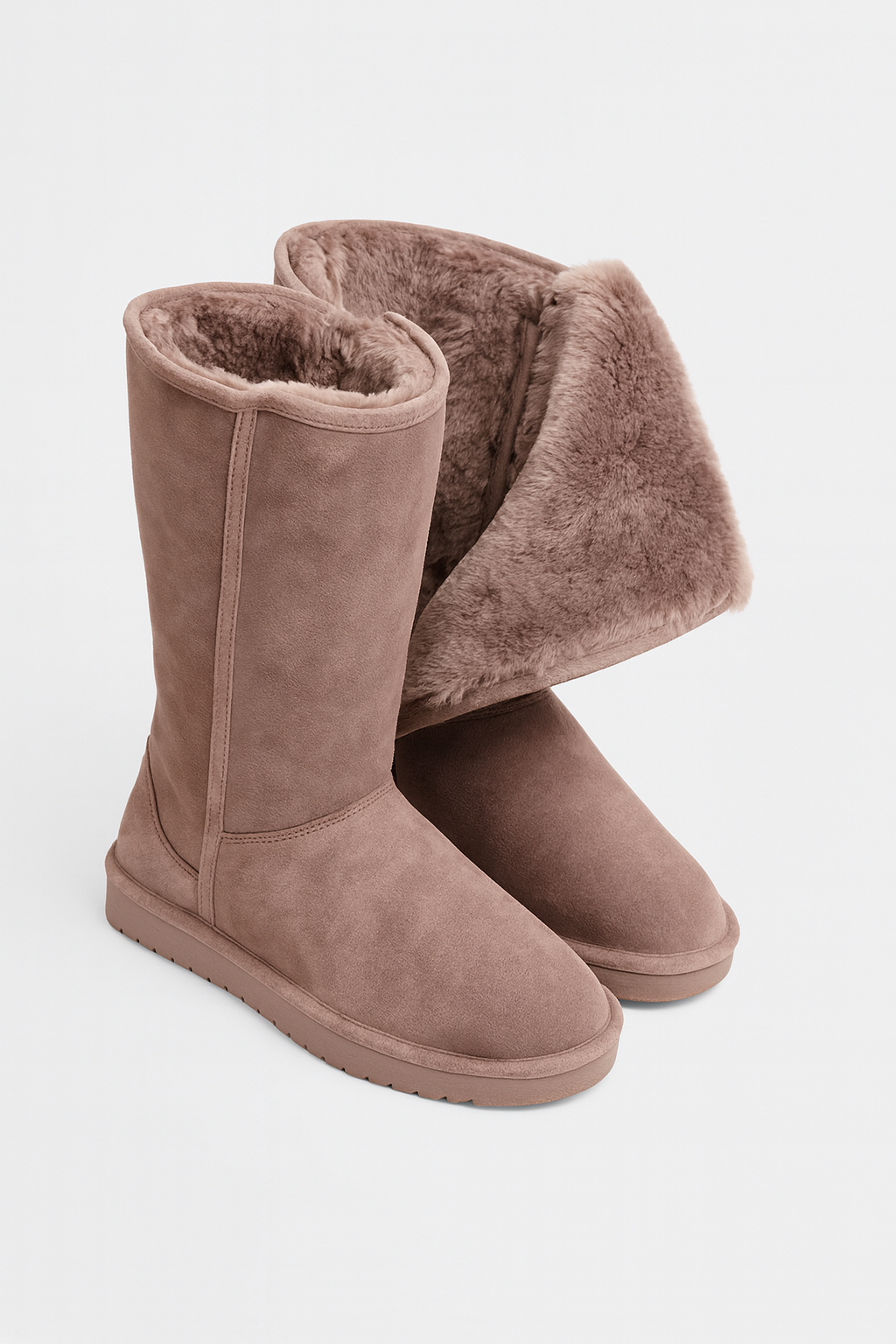 Calzado de invierno casual para mujer: botas de ante con forro de pelo sintético, perfectas para el frío y la moda.