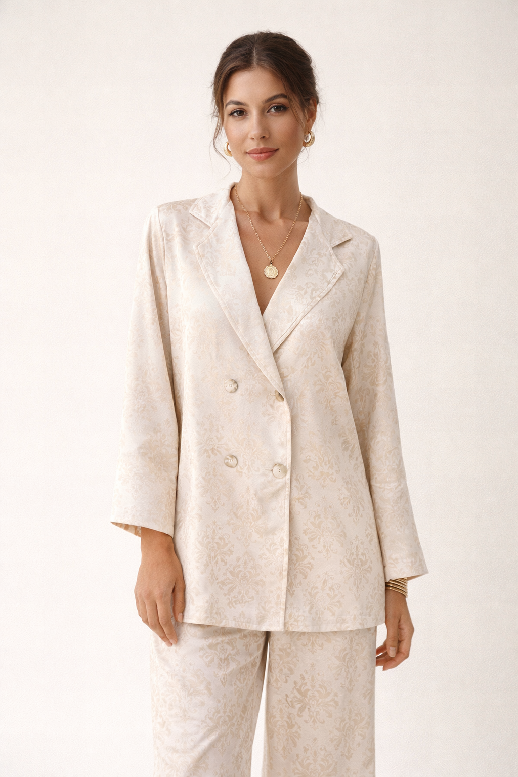 Conjunto moderno de blazer y pantalón floral de mujer, perfecto para eventos de primavera y verano.