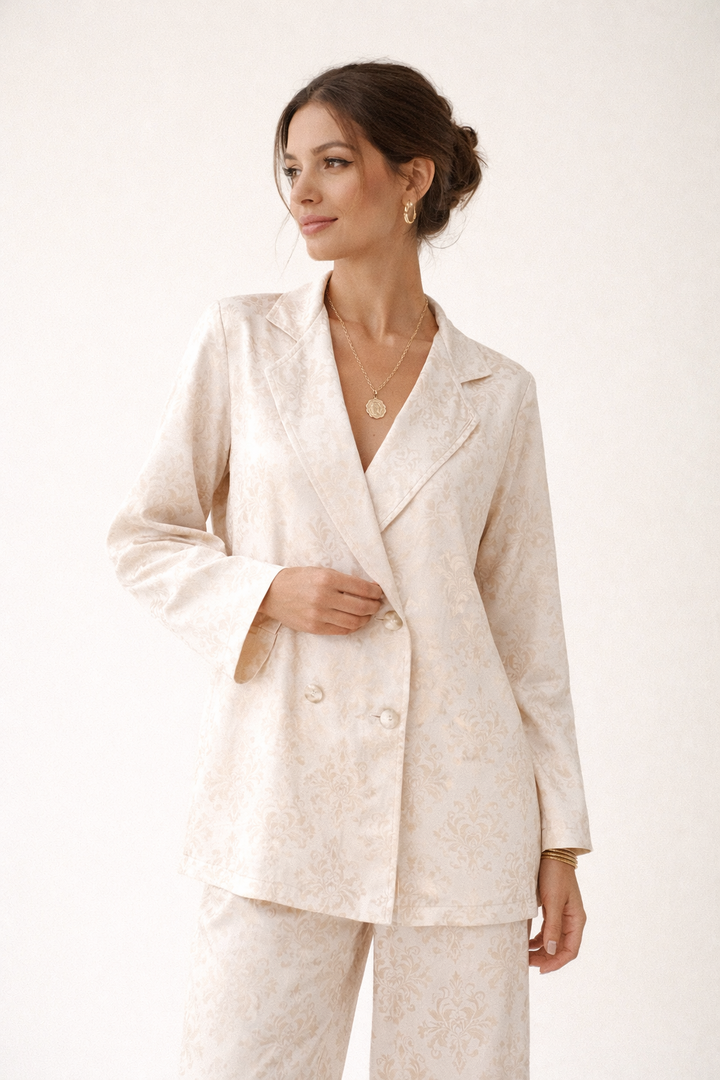Conjunto elegante floral para mujer, cómodo blazer y pantalón ideal para eventos de fiesta.