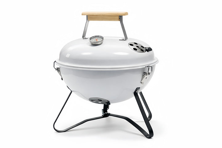 Parrilla compacta de carbón con tapa ventilada para un control óptimo.